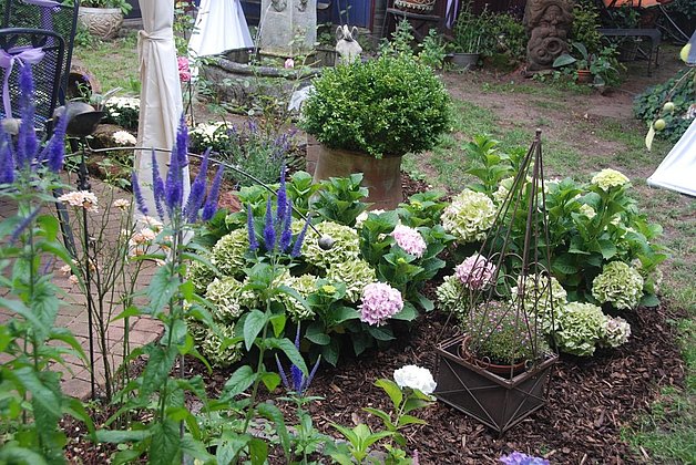 Blumengarten mit Gartenbrunnen