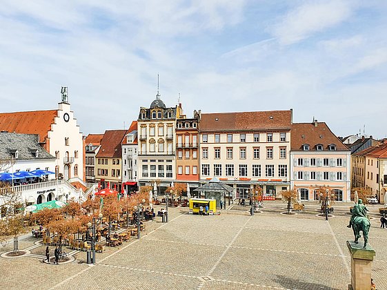 Rathausplatz mit Reiter