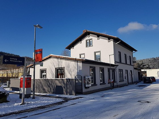 Bahnhofsgebäude mit Restaurant AVIKA