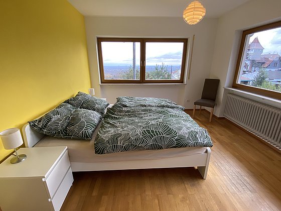 Schlafzimmer zur Sonnenterrasse mit Doppelbett
