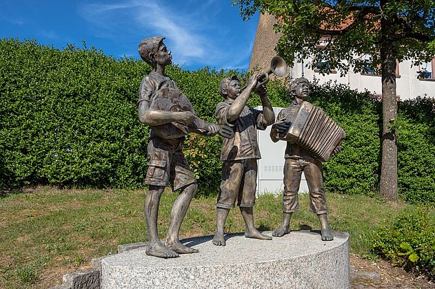 Musikanten-Statue nahe dem Dorfplatz Donsieders