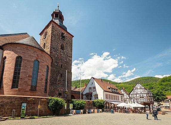 Rathausplatz mit Stadtkirche