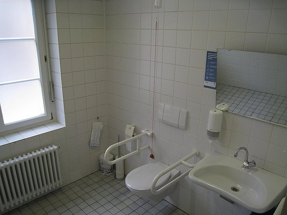 Öffentliches WC für Menschen mit Behinderung