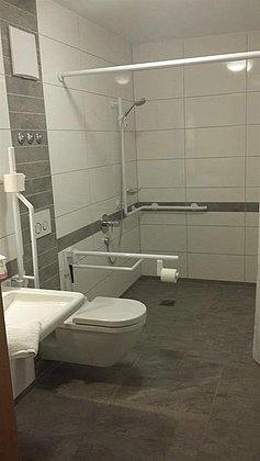 ebenerdige Dusche und WC mit Haltegriffen