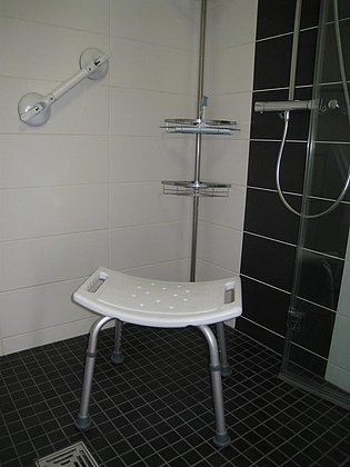 Dusche mit Duschstuhl Ferienwohnung Ludwigshöhe