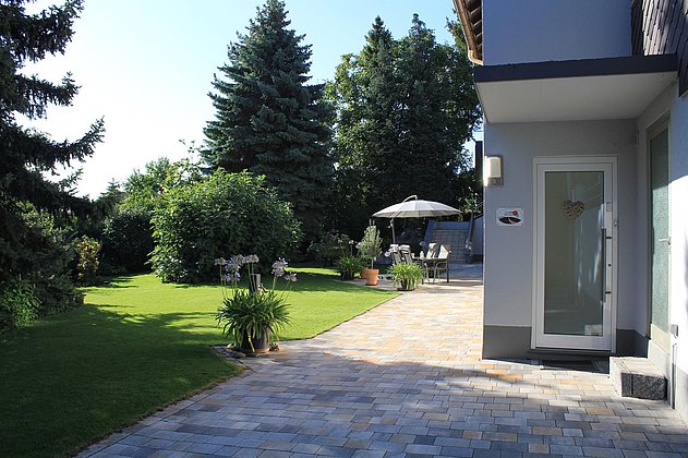 Eingang zur Wohlfühl-Fewo und Garten mit Terrasse