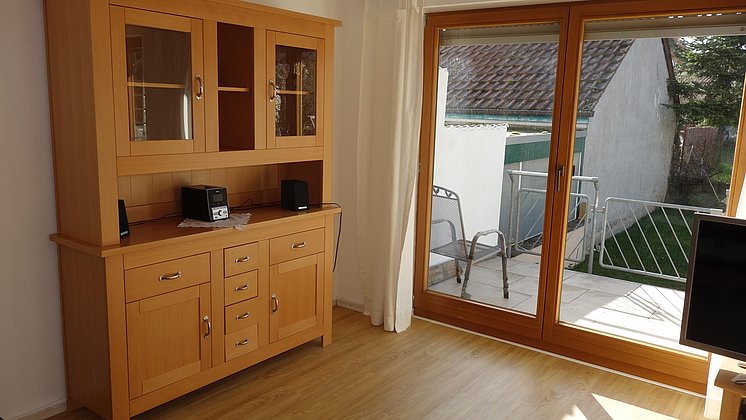 Wohnzimmer-Schrank+Blick zur Terrasse Chardonnay
