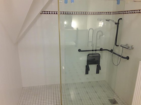 Stufenlose Dusche mit Duschsitz